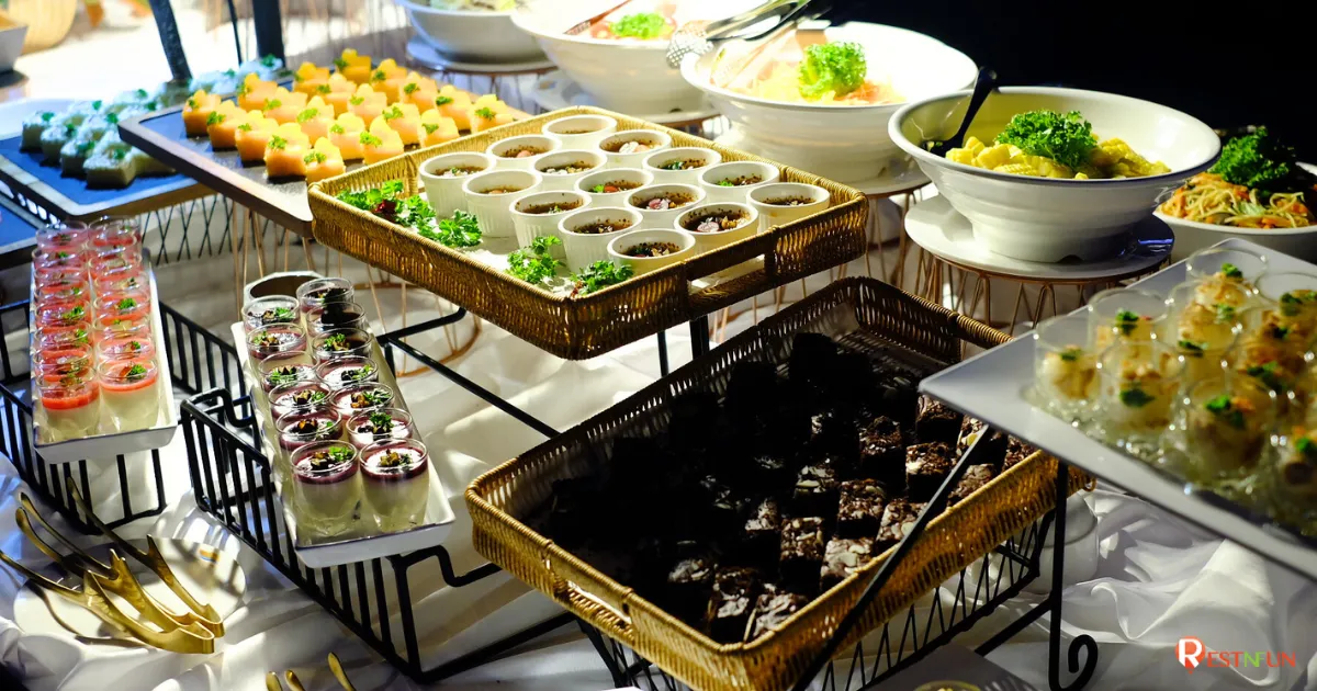 ขนมหวานมีให้เลือกเยอะมากบนเรือดินเนอร์ Sawasdee Chaophraya dinner cruise